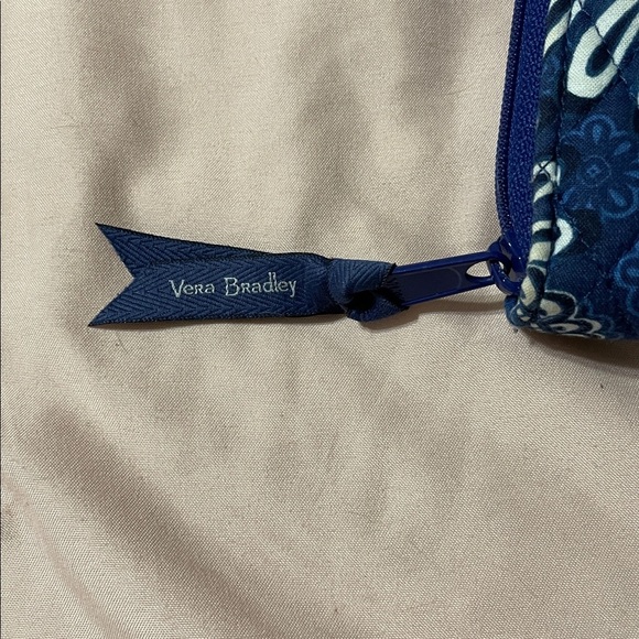 💰Vera Bradley Like New Blue & White Quilted Floral Women's Zipper Wallet 8” x 4” - Picture 3 of 4